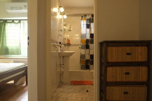 y baño con ducha, lavabo y bañera. en Duplex central en La Plata en La Plata