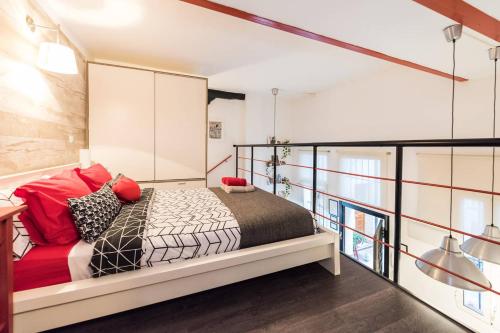 マドリードにあるLoft en Travesía de Cabestreros - Lavapiésのベッドルーム1室(赤い枕のベッド1台付)