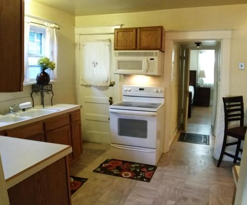 a kitchen with a stove and a sink at Lovely Smarthome King HDTV AC WIFI ❤ of Downtown in Klamath Falls