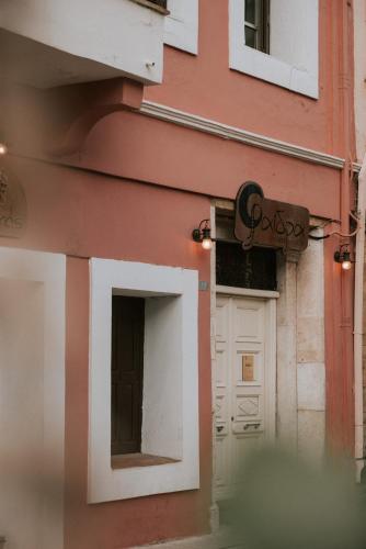 un edificio con una puerta y una señal en él en Faidra, en Chios