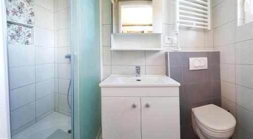 Ванная комната в Holiday Home Gustirna