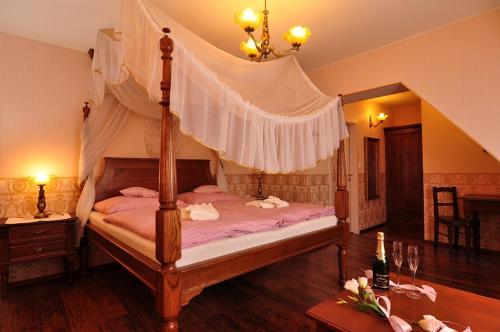 Postel nebo postele na pokoji v ubytování Zámecké ubytování U dobré hraběnky
