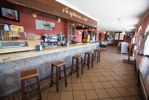 un bar en un restaurante con taburetes en Quitagolpe en Jerez de la Frontera