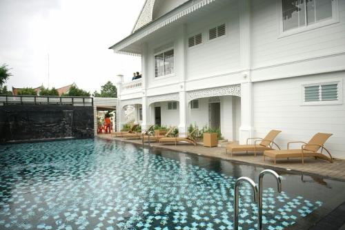 basen przed domem w obiekcie NirvaNAN House w mieście Nan