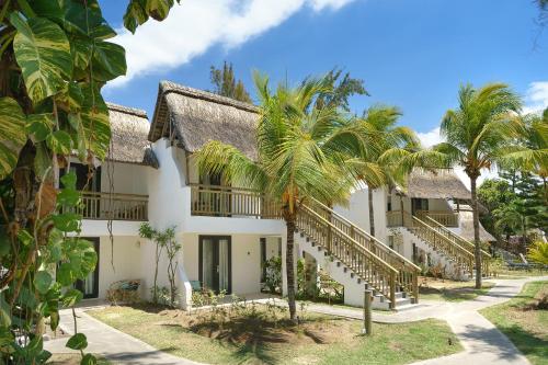 勒拉芒丹的住宿－考恩沼澤地酒店，享有棕榈树建筑的外部景色