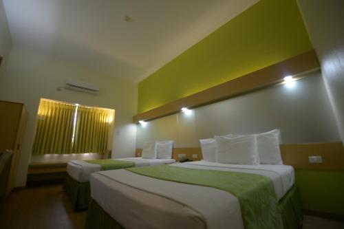 Postel nebo postele na pokoji v ubytování Microtel by Wyndham Davao