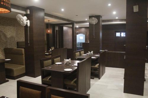 Ein Restaurant oder anderes Speiselokal in der Unterkunft GK PALACE Pure VEG Hotel 