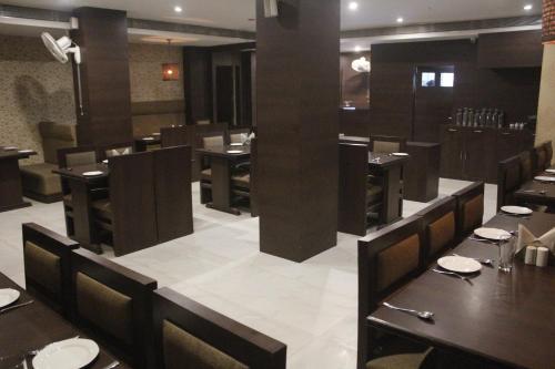 Ein Restaurant oder anderes Speiselokal in der Unterkunft GK PALACE Pure VEG Hotel 