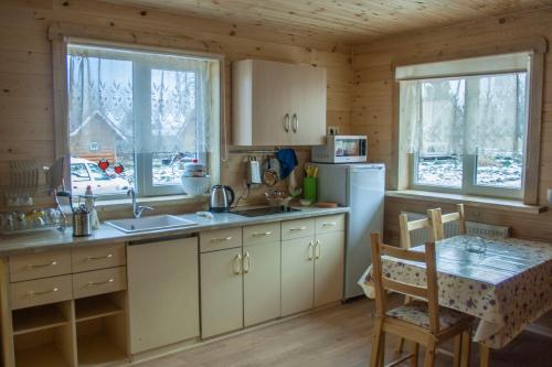 Kitchen o kitchenette sa Cottage in Kirillovo
