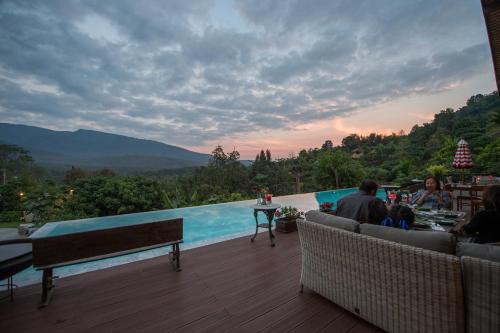 Pemandangan gunung umum atau pemandangan gunung yang diambil dari resort