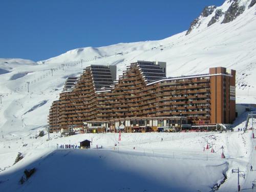 ラ・モンジーにあるStudio la mongieの雪山の大きな建物