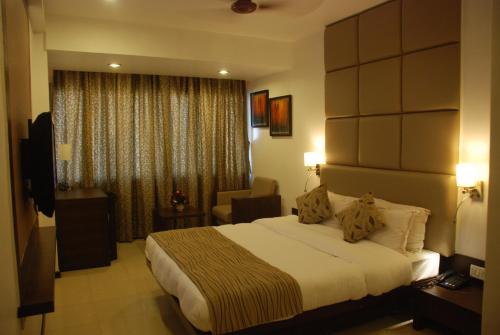 En eller flere senge i et værelse på Hotel Surya