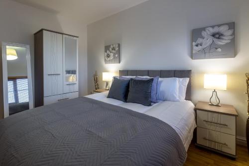 Llit o llits en una habitació de Cosy Home In The Heart Of Cheshire - FREE Parking - Professionals, Contractors, Families - Winsford
