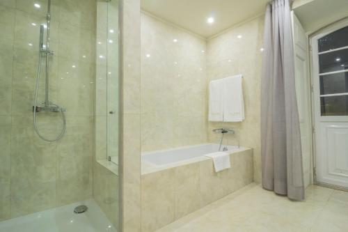 Bilik mandi di Paço do Bispo Boutique House