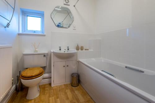 A bathroom at Cosy Home In The Heart Of Cheshire - FREE Parking - Professionals, Contractors, Families - Winsford