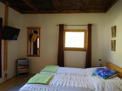 ein Schlafzimmer mit einem großen Bett und einem Fenster in der Unterkunft Ferienhaus am Wallnerhof in Flattach