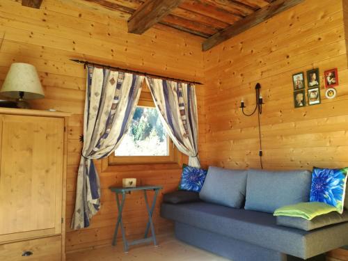 a living room with a couch in a log cabin at Ferienhaus am Wallnerhof in Flattach