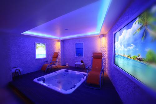 イスタンブールにあるBeyoglu MLS Hotelのジャグジータブとテレビ付きの客室です。