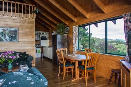 cocina y comedor con mesa y sillas en The Grange Lodge, en Napier