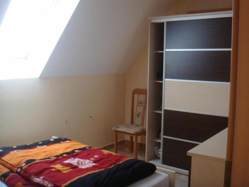 1 dormitorio con cama y estante para libros en Agroturystyka Düsselkamp Tumiany, en Barczewo