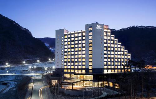 ein großes Gebäude mit Licht in einer Stadt in der Unterkunft PARK ROCHE Resort & Wellness in Jeongseon