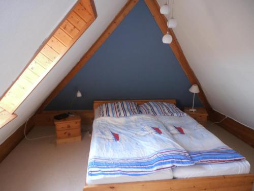 a bedroom with a bed in a attic at Büdnerei 51 in Dändorf