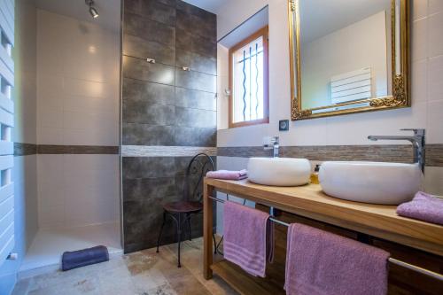 a bathroom with two sinks and a shower at Domaine Les Cigales in Mouans-Sartoux