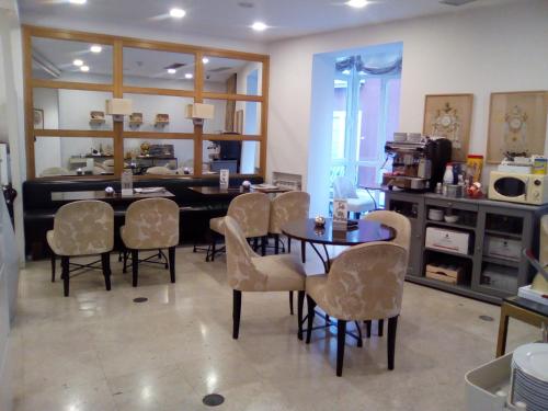 a dining room with a table and some chairs at Hotel Cuéntame La Puebla in Burgos