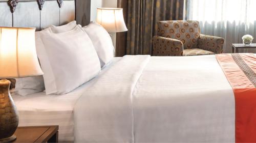 Postel nebo postele na pokoji v ubytování Movenpick Suriwongse Hotel Chiang Mai