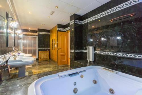 duża łazienka z dwiema umywalkami i wanną w obiekcie Chalet Villadulce w mieście Aguadulce