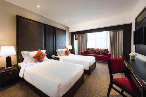 Postel nebo postele na pokoji v ubytování Movenpick Suriwongse Hotel Chiang Mai