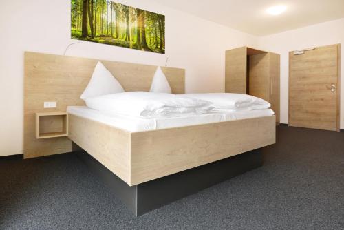 Een bed of bedden in een kamer bij Gasthof Linde - Hotel Blum