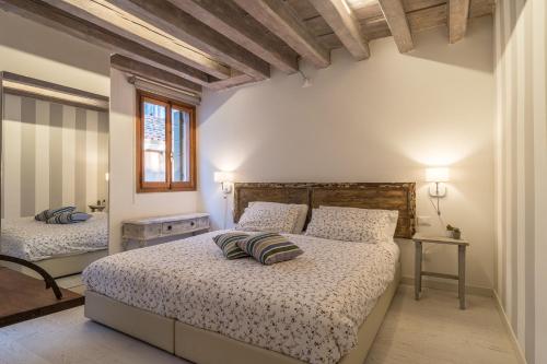 una camera con due letti con cuscini sopra di SAN POLO 2140 IN THE HEART OF VENICE a Venezia