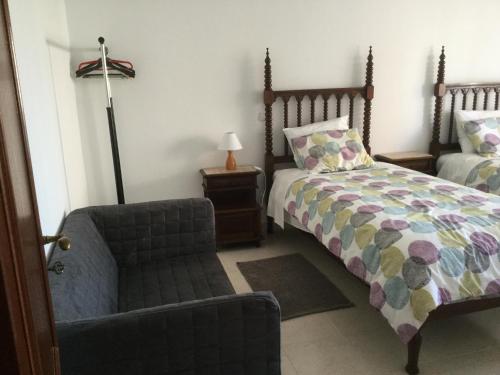 - une chambre avec un lit, un canapé et une chaise dans l'établissement Olinda’s Two Bedroom Apartment, à Lagos