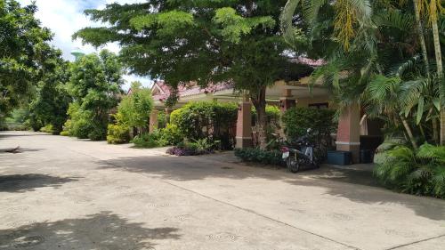 Κήπος έξω από το Garden Corner Resort & Hotel