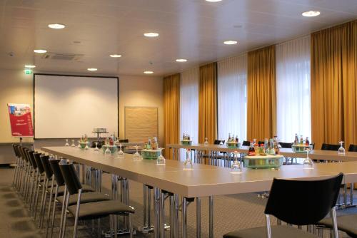 a large conference room with a long table and chairs at Arvena Reichsstadt Hotel in Bad Windsheim