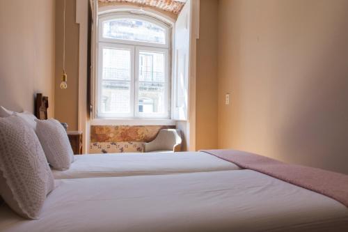 Alfama Baixa Spacious And Bright Apartment Blends the Historic and the Contemporary 2 Bedrs & 2 Bathrs AC 18th Century Building