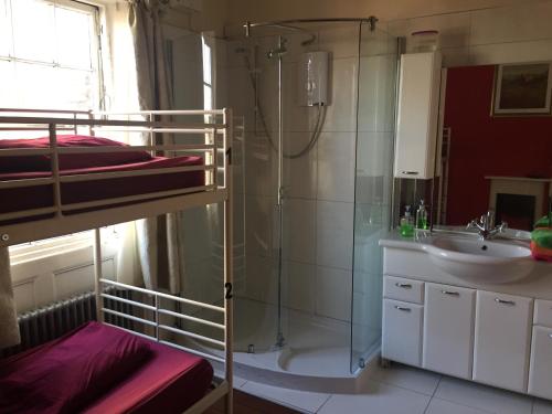 uma casa de banho com um chuveiro, um lavatório e um WC. em Embassie Backpackers em Liverpool