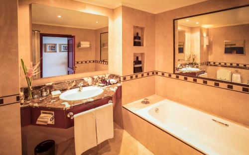 Kylpyhuone majoituspaikassa Avani Pemba Beach Hotel