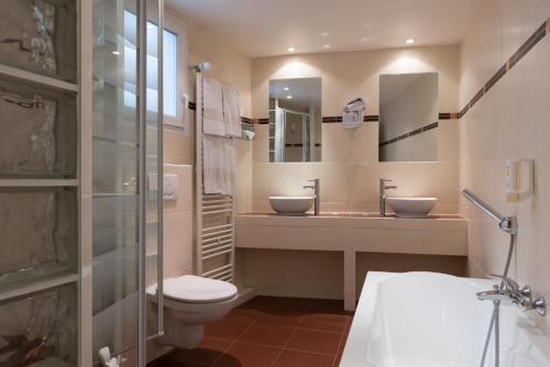 Ванная комната в L'Ouest Hotel