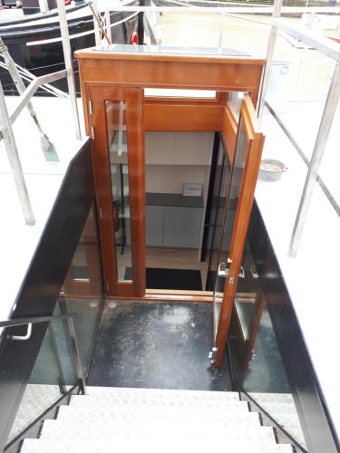 a wooden desk sitting on top of a boat at Rooms on Water in Rotterdam