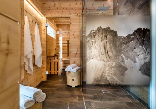 a bathroom with a wall mural of a mountain at Proderhof in Laion