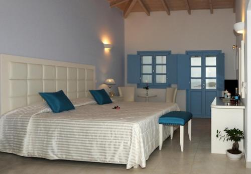Postel nebo postele na pokoji v ubytování Kythira Golden Resort