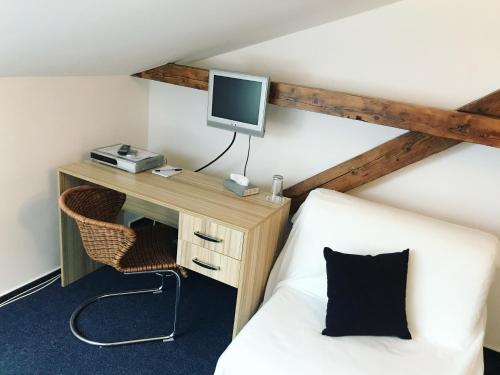 Zimmer mit einem Bett und einem Schreibtisch mit einem Computer in der Unterkunft Penzion DMZ in Ostrava