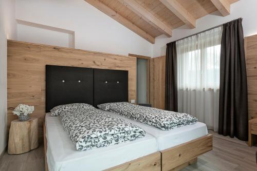 アンダロにあるAppartamento Fuocoのベッドルーム1室(大型ベッド1台、黒いヘッドボード付)