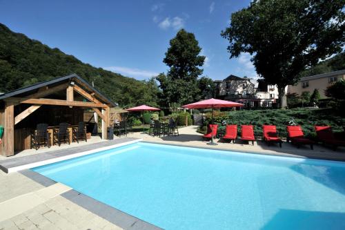 Bazén v ubytování Hotel Le Charme de la Semois nebo v jeho okolí