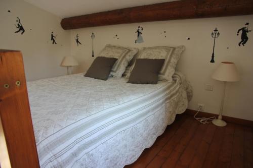 une chambre avec un grand lit blanc dans une pièce dans l'établissement ENTRE AVIGNON et PONT DU GARD, à Rochefort-du-Gard