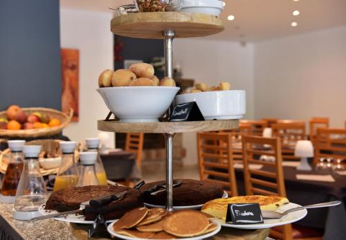 uma mesa com pratos de comida em cima em Hotel Arena restaurant le Refuge em Corte