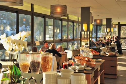 een groep mensen die in een restaurant zitten bij VTF L'Ouka in Pra-Loup