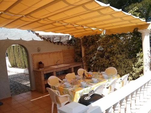 una mesa y sillas bajo una sombrilla amarilla en Villa Azul by Interhome, en Calpe